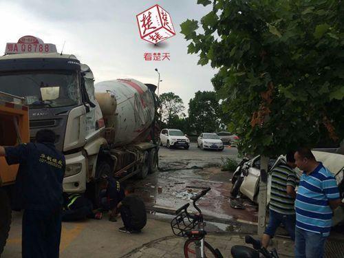攪拌車路口側(cè)翻致1死1傷 橫著壓到兩輛小轎車或由于車速太快