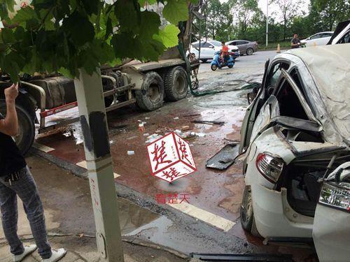 攪拌車路口側(cè)翻致1死1傷 橫著壓到兩輛小轎車或由于車速太快
